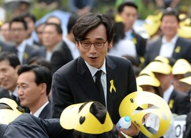 본문 이미지 - 고 노무현 전 대통령 서거 5주기 추도식이 거행된 지난 5월 23일 경남 김해시 봉하마을 추도식장에서 유시민 전 보건복지부 장관이 참석자들과 악수하고 있다. 2014.5.23/뉴스1 © News1 박철중 기자