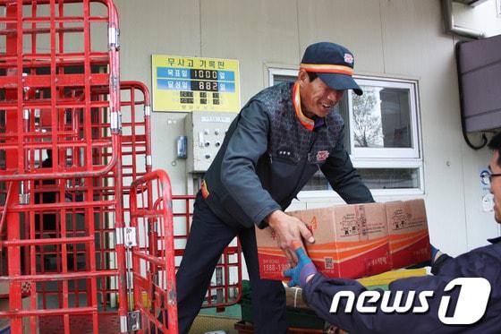 본문 이미지 - 강원 양양우체국에 근무하는 권홍영&#40;49&#41; 집배원이 22일 배달준비를 서두른다.&#40;사진제공=강원지방우정청&#41; © News1  