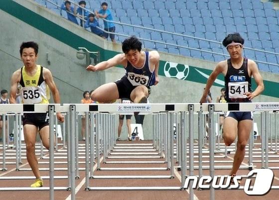 본문 이미지 - 24일 인천문학경기장에서 열린 '제43회 전국소년체전' 육상 남중부 110m허들 결선에서 울산대현중 3학년 김만제가 1위로 역주하고 있다. © News1   김규신 기자