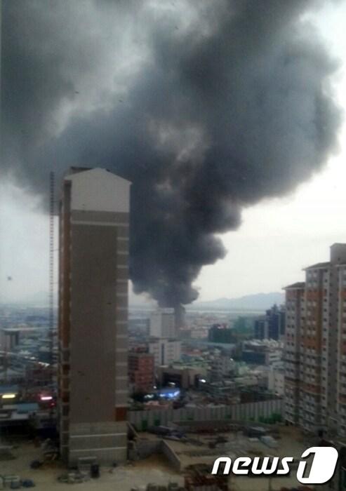 본문 이미지 - 24일 오후 부산 사상구 감전동 한 물류창고에서 원인이 밝혀지지 않은 불이 났다.(사진제공=독자 권성준).2014.5.24© News1 