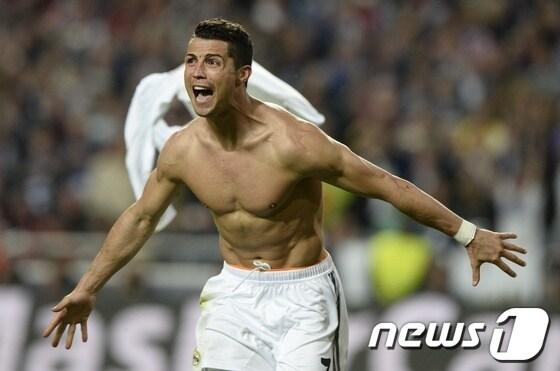 본문 이미지 - 25일(한국시간) 벌어진 2013-14 챔피언스리그 결승전에서 연장 후반 14분 페널티킥 골을 성공시킨 크리스티아누 호날두(레알 마드리드)가 포효하고 있다.© AFP=News1