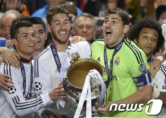 본문 이미지 - 크리스티아누 호날두(레알 마드리드·가장 왼쪽)가 지난 5월25일(한국시간) UEFA 챔피언스리그 우승을 확정한 후 트로피를 들고 동료들과 기쁨을 나누고 있다. © AFP=News1