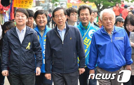 본문 이미지 - 6·4 지방선거를 앞둔 지난 달 25일 오전 박원순 새정치민주연합 서울시장 후보가 김한길,안철수 공동대표와 함께 서울 도봉구 북한산 국립공원을 방문하고 있다. 2014.5.25/뉴스1 © News1   송은석 기자