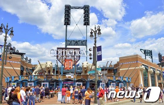 본문 이미지 - &#39;여기 야구장 입구 맞아?&#39; 디트로이트 타이거즈의 홈 구장인 코메리카 파크로 들어가는 길은 마치 놀이공원 같다. 커다란 백호 두 마리가 마치 광화문을 양쪽에서 지키고 있는 해태상을 보는 듯 하다.  입구부터 눈이 즐겁다.  © News1 스포츠   디트로이트 =권현진 기자