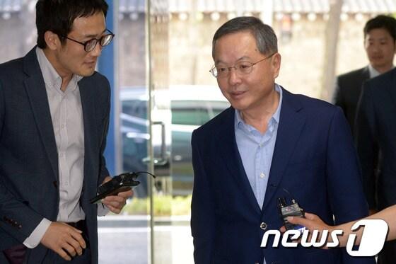 본문 이미지 - 안대희 국무총리 후보자가 지난 25일 서울 종로구 정부서울청사 창성동별관으로 출근하고 있다. 2014.5.25/뉴스1 © News1   민경석 기자