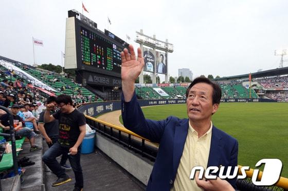 본문 이미지 - 6·4 지방선거를 열흘 앞둔 25일 서울 송파구 잠실야구장을 찾은 정몽준 새누리당 서울시장 후보가 서울패밀리돔 야구장 건설 공약 발표에 앞서 관중석을 찾아 시민들에게 인사하고 있다. 2014.5.25/뉴스1 © News1 한재호 기자