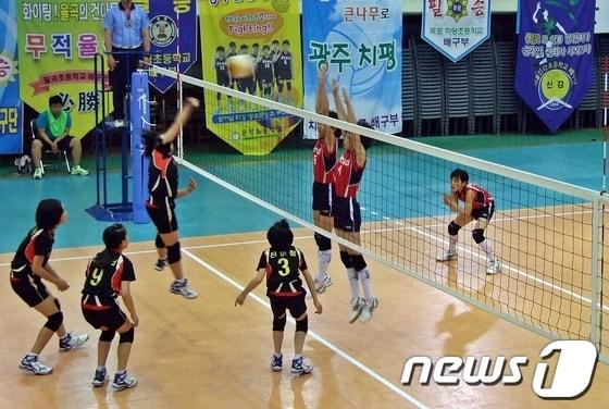 본문 이미지 - 인천에서 열리고 있는 ‘제43회 전국소년체육대회’에 참가 중인 울산 선수단이 대회 이틀째 25일 경기에서도 다수의 메달을 획득하며 선전을 이어갔다. 25일 오전 인하사대부고 체육관에서 열린 배구 여자초등부 2라운드 경기에서 울산덕신초 선수들이 부산수정초의 공격을 블로킹하고 있다. © News1 김규신 기자