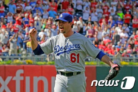 본문 이미지 - LA 다저스 조쉬 베켓dl 26일(한국시간) 미국 펜실베니아주 필라델피아의 시티즌스 뱅크 파크에서 벌어진 2014 메이저리그 필라델피아 필리스와의 경기에서 노히트 노런을 달성한 뒤 환호하고 있다.© AFP=News1  