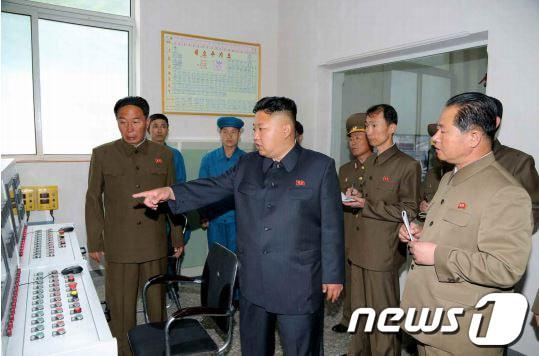 본문 이미지 - 북한 김정은 노동당 제1비서가 평안북도에 있는 대관유리공장을 현지지도했다고 26일 조선중앙통신이 보도했다. &#40;노동신문&#41; 2014.5.26/뉴스1 © News1 