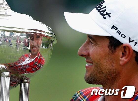 본문 이미지 - 26일(한국시간) 끝난 PGA투어 크라운 플라자 인비테이셔널에서 우승한 아담 스콧(호주)이 우승 트로피를 바라보며 기뻐하고 있다. © AFP=News1  