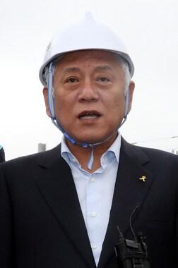 본문 이미지 - 김한길 새정치민주연합 공동대표가 안철수 공동대표와 함께 지하철 안전시설 현장 점검을 위해 26일 오전 경기 부천시 원미구 상동 송내 북부역 광장 환승센터 공사장을 찾아 발언하고 있다.2014.5.26/뉴스1 © News1   이광호 기자