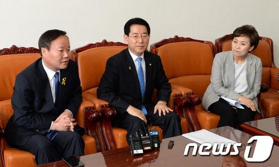 본문 이미지 - 김재원 새누리당 원내수석부대표(왼쪽), 김영록 새정치민주연합 원내수석부대표(가운데), 김현미 세월호 국조특위 야당간사가 26일 오전 서울 여의도 국회 김재원 수석부대표실에서 만나 대화하고 있다. 2014.5.26/뉴스1 © News1   박철중 기자