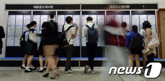 본문 이미지 - 26일 오전 서울 삼성동 코엑스에서 열린 '2014 청년 일자리 박람회'를 찾은 구직자들이 채용공고게시판을 바라보고 있다. 2014.5.26/뉴스1 © News1   