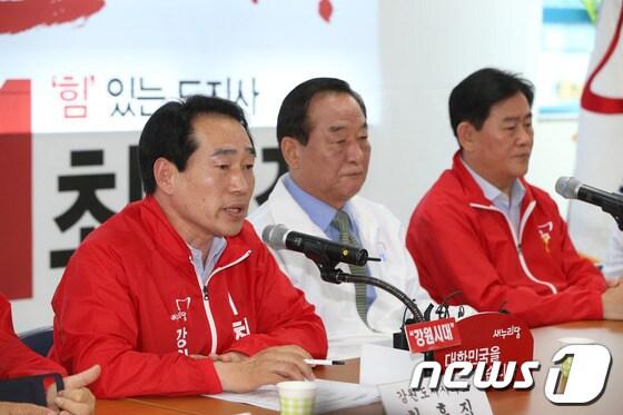 본문 이미지 - 최흥집 새누리당 강원지사 후보가 26일 강원도 원주시 최흥집 강원도지사 후보 선거사무실에서 열린 새누리당 중앙선거대책위원회 회의에 참석해 모두발언을 하고 있다. 왼쪽부터 최흥집 후보, 서청원, 최경환 중앙선대위원장.(최흥집선거캠프) 2014.5.26/뉴스1   © News1   신효재 기자