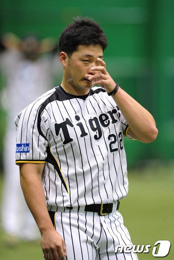 본문 이미지 - 26일 일본 오사카 고시엔구장에서 열릴 예정이던  치바 롯데 마린스와 한신  타이거스의 경기가 우천으로 취소 됐다. '한신의 수호신'으로 거듭나고 있는 오승환은 비 소식을 듣고  컨디션 조절에 대한 아쉬움을 드러냈다.  최소된 경기는 27일 오후 6시 열린다. © News1스포츠 오사카=김진환 기자