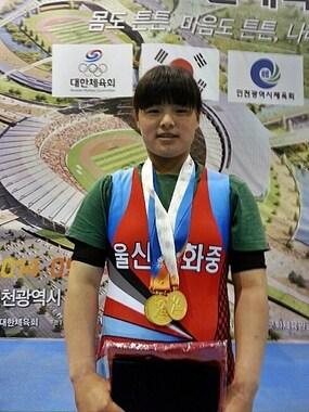 본문 이미지 - 26일 인천주안초등학교 체육관에서 열린 '제43회 전국소년체육대회' 여중부 역도 69kg급에서 인상과 용상, 종합에서 모두 우승하며 3관왕에 오른 울산태화중 이민지(3학년). (사진제공=울산시체육회) © News1  