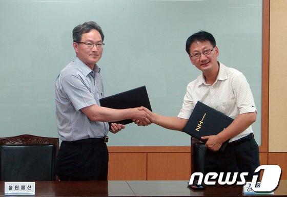 본문 이미지 - 26일 오후 2시 강원 정선 토마토연구회는 농협중앙회 강원지역본부와 ‘토마토 수출계약“을 체결했다. (사진제공=정선군) 2014.5.26/뉴스1 © News1   하중천 
