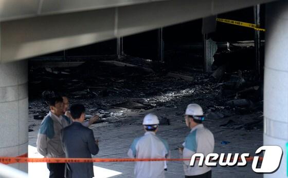 본문 이미지 - 26일 오후 경기 고양시 일산동구 백석동 고양종합터미널에서 이날 오전 발생한 화재로 터미널 입구가 검게 그을려 있다. © News1 박지혜 기자