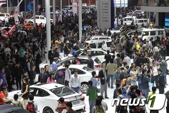 본문 이미지 - 지난 4월 중국 베이징에서 개최된 모터쇼가 인산인해를 이루고 있다. © AFP=뉴스1 