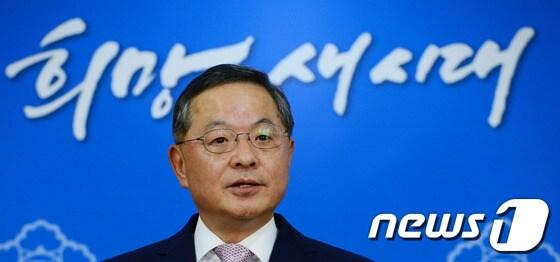 본문 이미지 - 안대희 국무총리 후보자가 26일 오후 서울 세종로 정부서울청사 합동브리핑룸에서 기자회견을 갖고 고액 수임료 등 전관예우 논란에 대한 입장표명을 하고 있다.안 후보자는 이날 