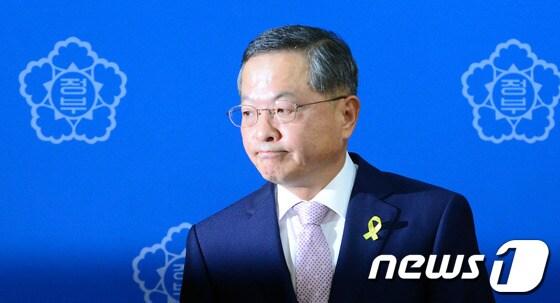 본문 이미지 - 안대희 국무총리 후보자가 26일 오후 서울 세종로 정부서울청사 합동브리핑룸에서 기자회견을 갖고 고액 수임료 등 전관예우 논란에 대한 입장표명 발표를 마친 후 회견장을 나서고 있다.안 후보자는 이날 