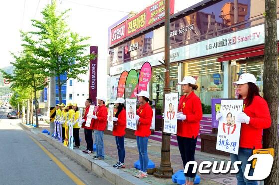 본문 이미지 - 6·4지방선거 공식선거활동 5일째인 26일 새누리당 채용생 속초시장 후보 선거운동원들과 무소속 이병선 후보 선거운동원들이 만천사거리 한자리에 모여 선거유세를 펼치고 있다. 속초시장선거는 새누리당 채용생 후보, 무소속 이병선 후보 양자구도로 진행 중이다. 2014.5.26/뉴스1 © News1   엄용주 