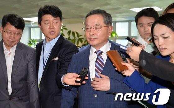 본문 이미지 - 지난 1년간 변호사로 활동하며 늘어난 재산 11억 원을 사회에 환원하겠다고 밝힌 안대희 국무총리 후보가 27일 오전 서울 종로구 정부서울청사 창성동 별관으로 출근하던 도중 취재진의 질문을 받고 있다. 2014.5.27/뉴스1 © News1   송은석 기자