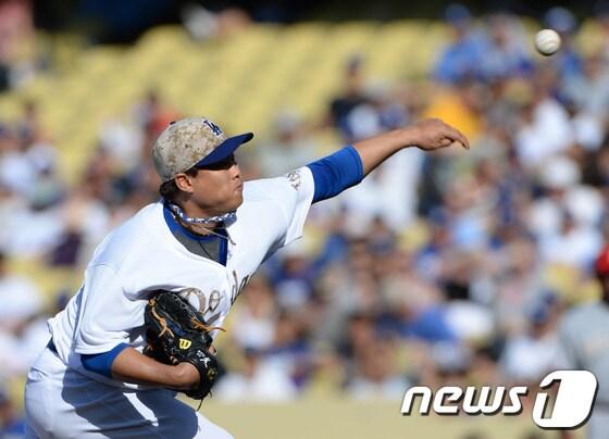 본문 이미지 - LA다저스 류현진이 27일&#40;현지시간&#41; 미국 캘리포니아주 LA 다저스타디움에서 열리는 LA다저스와 신시네티 레즈의 경기에 선발 출전해 힘차게 공을 뿌리고 있다. © News1   권현진 기자