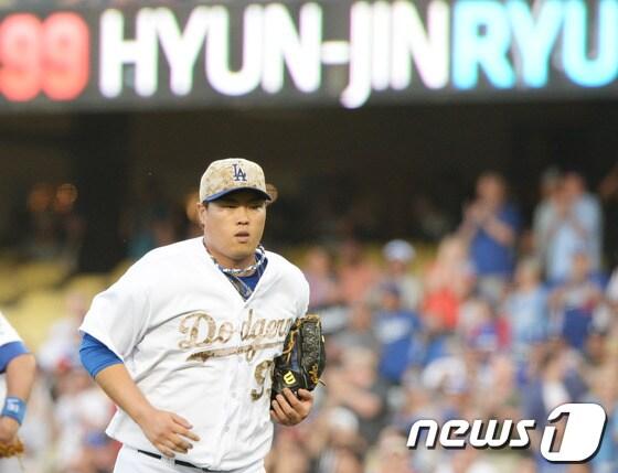 본문 이미지 - LA다저스 류현진이 27일 미국 캘리포니아주 LA 다저스타디움에서 열린  신시네티 레즈와의 경기에 선발로 출전해 7회까지 퍼펙트 게임을 이어가다 8회에 무너졌다.  날아간 퍼펙트 게임의 아쉬움을 2게임 연속 승리와 함께 5승으로 달랬다. 류현진이 퍼펙트 게임이 깨진 8회초 1사 1, 2루에서 마운드를 내려오고 있다.  © News1스포츠  LA=권현진 기자