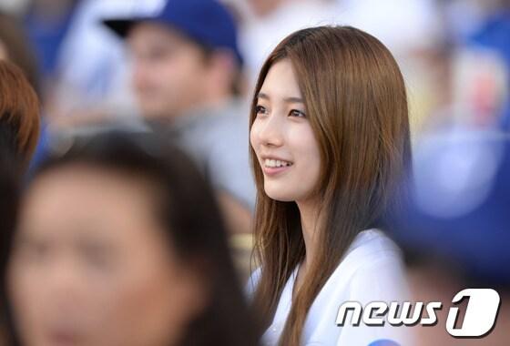 본문 이미지 - 수지는 27일&#40;한국시간&#41;  다저스타디움에서 열린  신시내티전에 선발 등판한 류현진을 응원하기 위해 야구장을 찾았다. 그러나 몰려든  팬들에게 안전의 위협을 받아 경기 도중 야구장을 빠져 나갔다. © News1스포츠  LA=권현진 기자