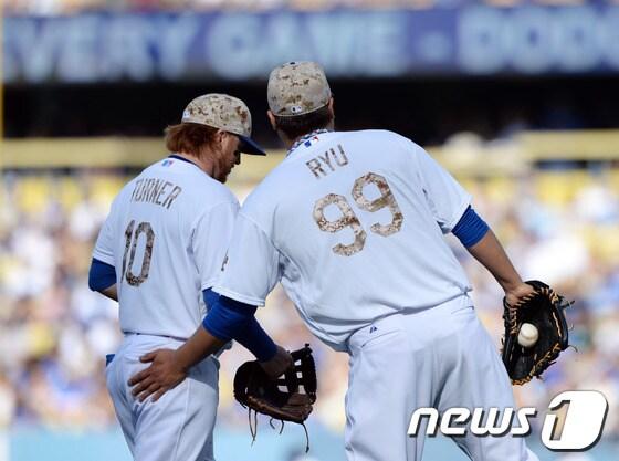 본문 이미지 - LA 다저스 시절 류현진과 함께 뛰었던 저스틴 터너(왼쪽).  ⓒ AFP=뉴스1