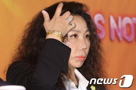 본문 이미지 - 가수 김추자가 33년만에 컴백했다. 김추자는 27일 오후 서울 중구 소공동 롯데호텔에서 새 앨범 'It's Not Too Late' 발매 및 컴백 콘서트 개최 기념 기자간담회를 가졌다.이날 김추자는 