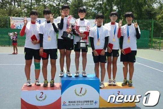 본문 이미지 - 대전둔원중 제43회 전국소년체육대회 정구 여자중학부 단체전 금메달 획득© News1 