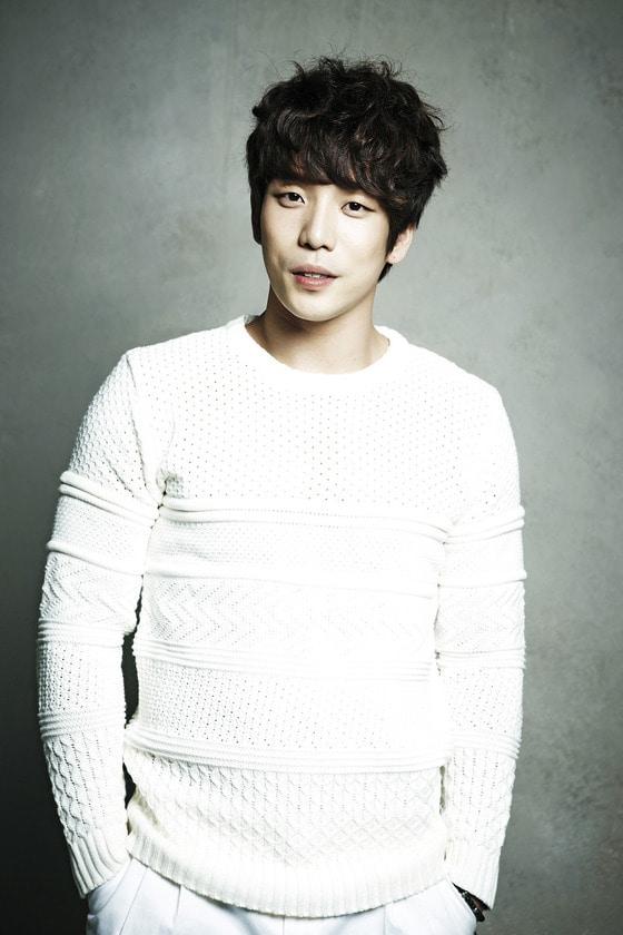 본문 이미지 - 보컬그룹 2AM이 창작 뮤지컬 '카페인'을 통해 관객들과 만난다. © 빅히트엔터테인먼트 