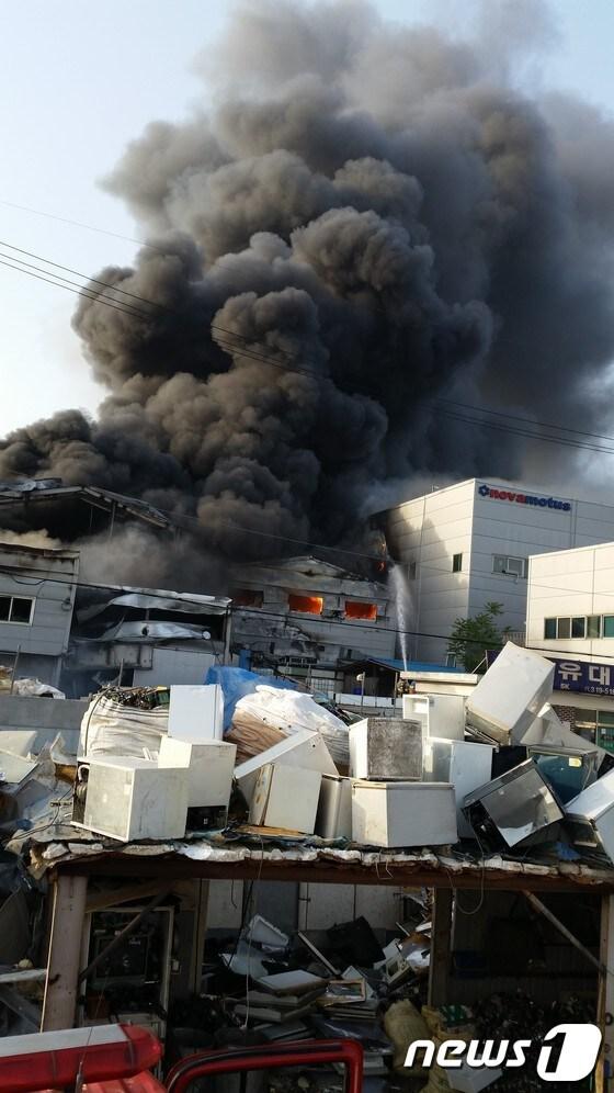 본문 이미지 - 27일 오후 5시56분께 경기 시흥시 정왕동 산업폐기물 처리업체 3층짜리 건물에서 불이나 2시간 20여분만에 진화됐다.© News1 