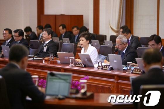 본문 이미지 - 박근혜 대통령이 지난달 27일 청와대에서 열린 국무회의를 주재하며 교육ㆍ사회ㆍ문화 분야를 총괄하는 부총리직을 신설하는 정부조직개편 구상을 밝히고 있다. &#40;청와대 제공&#41; 2014.5.27/뉴스1 © News1 &#40;서울=뉴스1&#41;박철중 기자