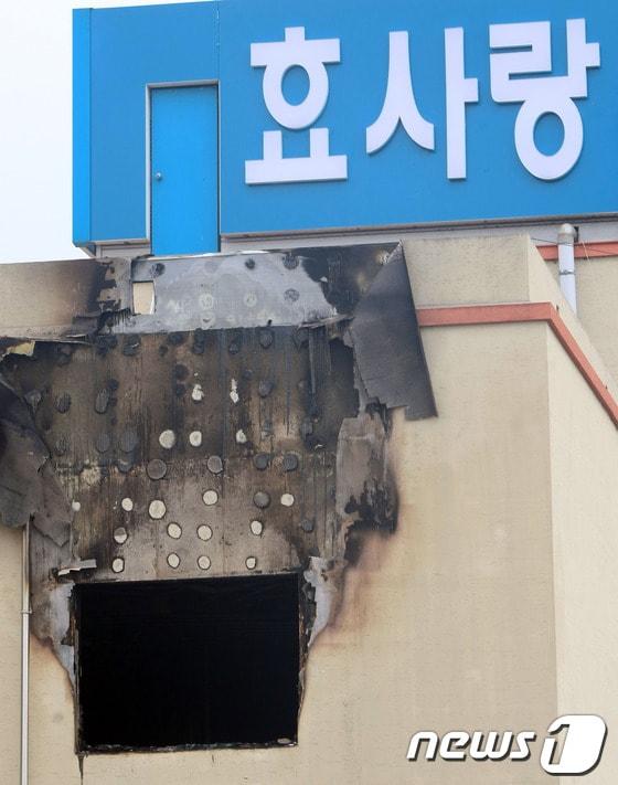 본문 이미지 - 28일 오전 0시27분께 전남 장성의 한 요양병원에서 불이 나 치매를 앓고 있는 노인환자 등 21명이 숨지고 8명이 부상했다.2014.5.28/뉴스1 © News1 송대웅 기자