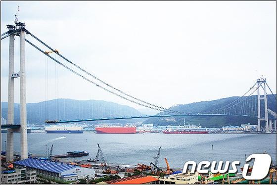 본문 이미지 - © News1세계 세 번째, 국내 최대 단경간 현수교 울산대교 건설사업중 차량이 통행하는 강상판 설치작업이 마무리되며 울산대교의 웅장한 위용이 서서히 모습을 드러내고 있다 