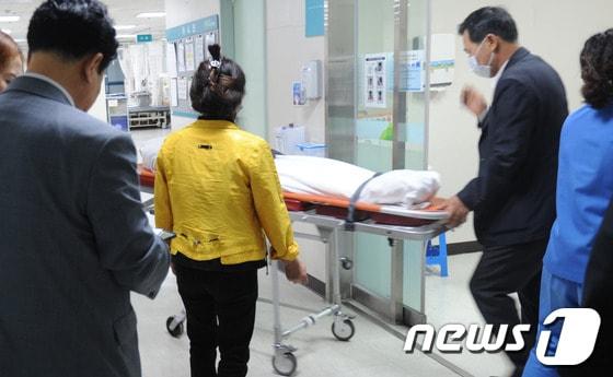 본문 이미지 - 28일 오전 전남 장성의 한 요양병원에서 불이 나 치매를 앓고 있는 노인환자 등 20여명의 사상자가 발생해 광주 보훈병원으로 6구의 시신이 옮겨졌다. 시신중 한구가 가족들의 인계속에 광주의 한 장례식장으로 옮겨지고 있다.2014.5.28/뉴스1 © News1 김태성 기자