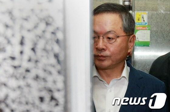 본문 이미지 - 전관예우 논란에 이어 유니세프 기부금 3억원이 총리 후보자 지명 직전 이뤄진 &#39;정치적 기부&#39;라는 비판에 직면한 안대희 국무총리 후보자&#40;59&#41;가 28일 오전 서울 종로구 정부서울청사 창성동 별관으로 출근하고 있다.안 후보자는 이날 자신을 둘러싼 의혹에 대해 