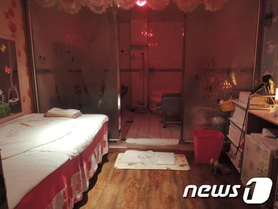 본문 이미지 - 울산남부경찰서는 마사지업소로 위장한 신·변종 성매매업소 2곳을 단속해 각 업주들을 입건했다고 28일 밝혔다. 이 중 한 단속업소의 내부. (울산남부경찰서 제공) © News1  