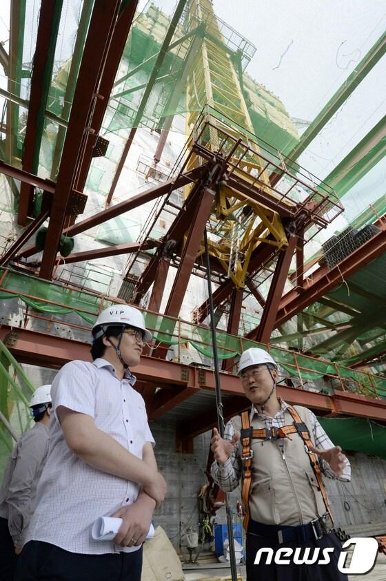본문 이미지 - 김종식 제2롯데월드 총괄 현장소장이 28일 서울 송파구 잠실 제2롯데월드 초고층타워 57층 공사현장에서 뉴스1과 인터뷰 중 현장 설명을 하고 있다. 2014.5.28/뉴스1 © News1   안은나 기자