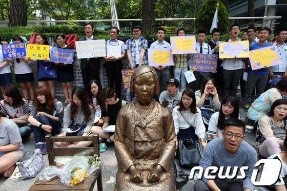 본문 이미지 - 지난달 28일 오후 서울 종로구 중학동 주한 일본대사관 앞에서 열린 &#39;1128차 일본군 위안부 문제 해결을 위한 정기 수요시위&#39;에서 참가자들이 일본 정부의 공식 사죄를 촉구하는 함성을 외치고 있다. © News1 한재호 기자