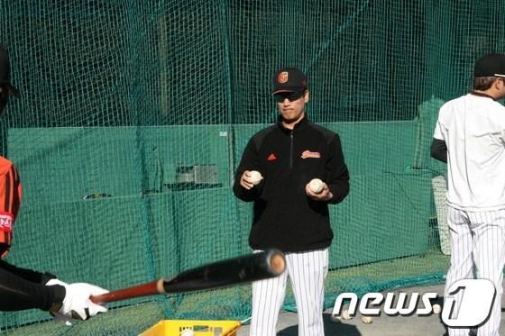 본문 이미지 - 권두조 롯데 수석코치(롯데 자이언츠 제공).© News1  