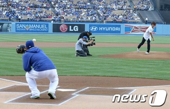 본문 이미지 - 28일&#40;한국시간&#41; LA 다저스 &#39;한국의 밤&#39; 기념 행사에서 박찬호&#40;41&#41;가 던진 시구를 류현진&#40;27&#41;이 받고 있다. © AFP=News1