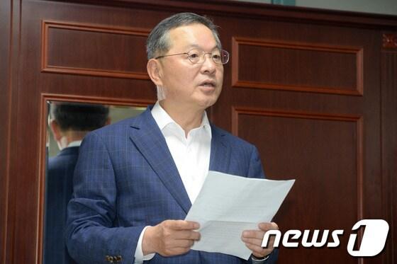 본문 이미지 - 안대희 국무총리 후보자가 28일 오후 서울 종로구 창성동 정부서울청사별관에서 국무총리 후보자 사퇴 기자회견을 하고 있다. 2014.5.28/뉴스1 © News1   민경석 기자