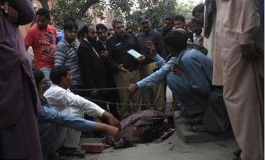 본문 이미지 - 파키스탄 법원 앞에서 명예살인으로 숨진 여성©로이터= News1 