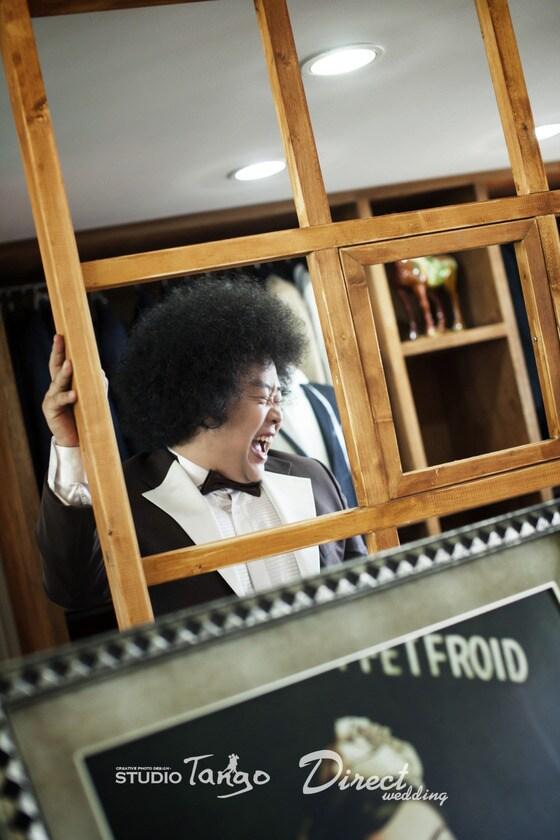 본문 이미지 - 개그맨 송영길 웨딩화보가 28일 공개됐다. © 다이렉트웨딩 제공  