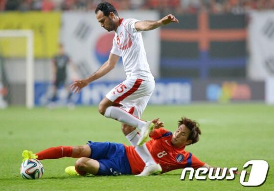본문 이미지 - 대한민국 축구 대표팀의 한국영이 28일 오후 서울 상암동 서울 월드컵 경기장 열린 튀니지와의 평가전에서 상대팀 선수의 돌파를 태클로 저지하고 있다.2014.5.28/뉴스1 © News1 이동원 기자