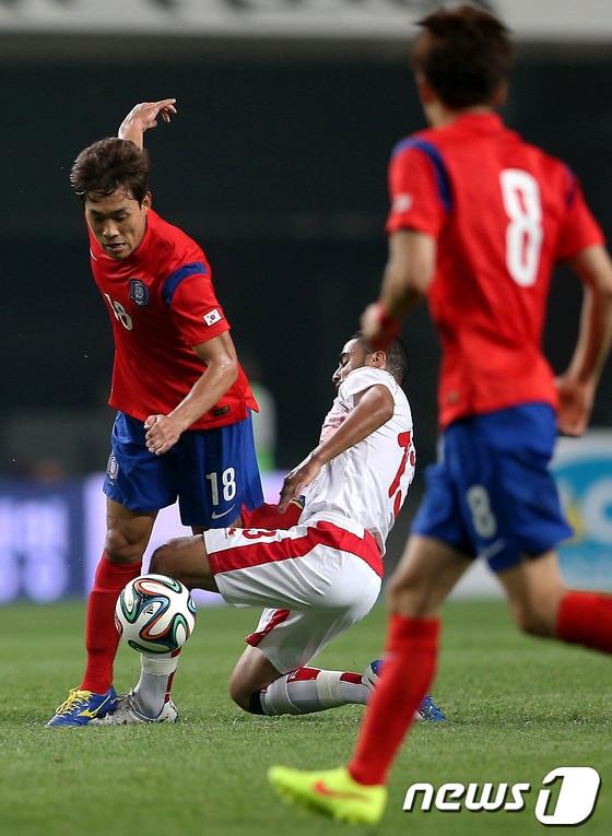 본문 이미지 - 28일 오후 마포구 상암동 서울월드컵경기장에서 열린 하나은행 초청 대한민국 vs 튀니지 국가대표 평가전에서 박주영이 비셈 야하의 태클에 걸려 넘어지고 있다. 홍명보 감독이 이끄는 축구대표팀의 미국 전지훈련에 앞서 출정식 겸 국내에서 열리는 마지막 평가전 상대로 낙점된 튀니지는 FIFA 랭킹 49 위로 통산 전적 1전 1무를 기록하고 있다. 2014.5.28/뉴스1 © News1 박정호 기자